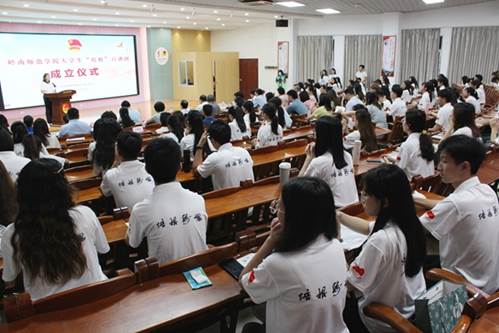 会议室里的人们描述已自动生成