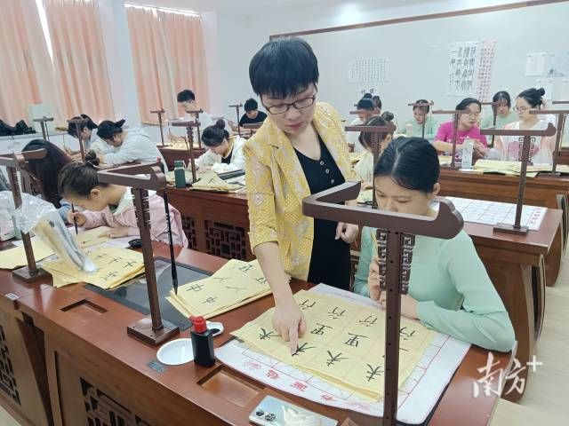 岭南师范学院毛笔字实训课场景。