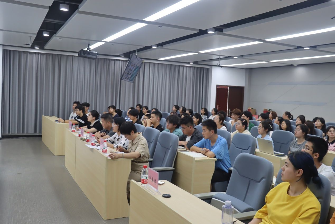 会议室里的人们描述已自动生成