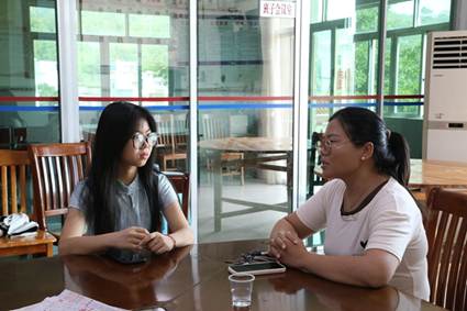 队员访谈学生家长（陆映柔摄）