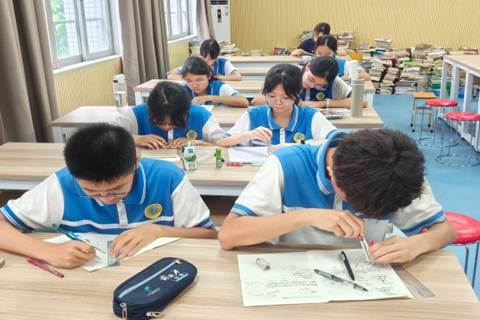 学生认真解题（李芷彤 摄）