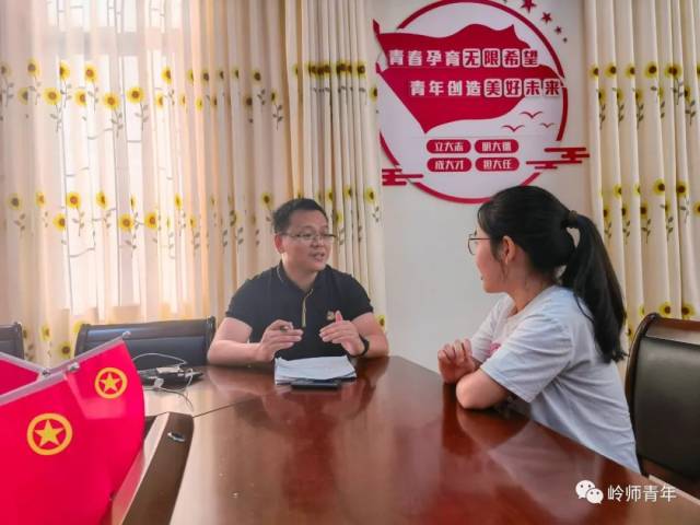 课题组成员与大学生志愿者代表交谈。