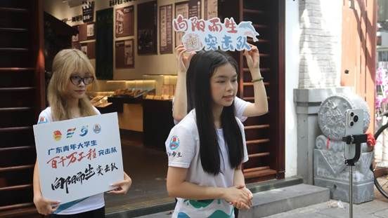 直播组直播介绍黎明伟纪念馆（周家谦 摄）